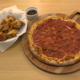 1 Medium Pizza 12" + 10 Wings