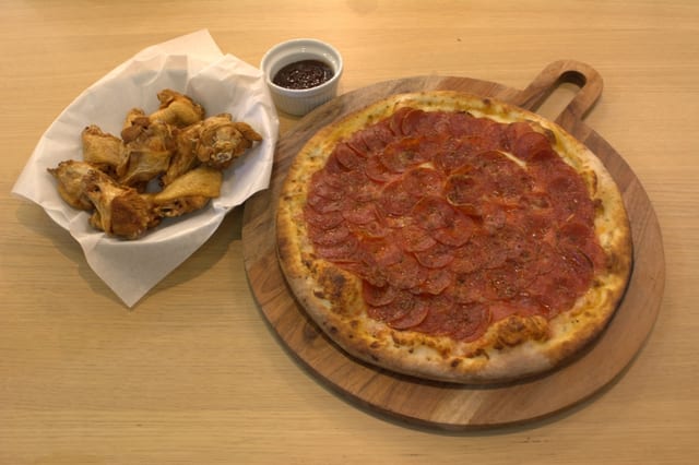 1 medium pizza 12" + 10 wings.